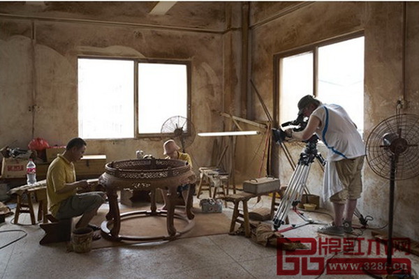 《家具里的中國》劇組走進(jìn)區(qū)氏臻品工廠,實拍各個工藝制作環(huán)節(jié) 《家具里的中國》劇組走進(jìn)區(qū)氏臻品工廠,實拍各個工藝制作環(huán)節(jié)