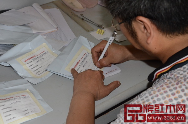 龍博士負(fù)責(zé)人確定送檢樣品無誤后，在封條上簽名確定