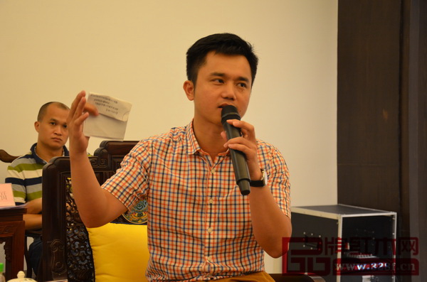 全聯(lián)藝術(shù)紅木家具專委會(huì)執(zhí)行會(huì)長(zhǎng)、弘木傳媒CEO林偉華主持此次籌備研討會(huì) 全聯(lián)藝術(shù)紅木家具專委會(huì)執(zhí)行會(huì)長(zhǎng)、弘木傳媒CEO林偉華主持此次籌備研討會(huì)