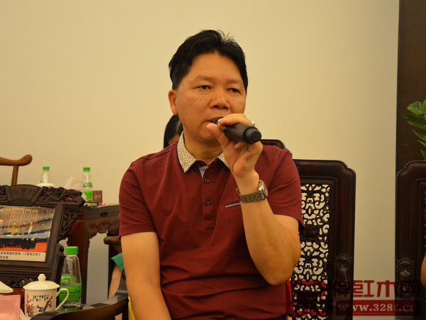 全聯(lián)藝術(shù)紅木家具專委會(huì)副主任、中山市順泰軒紅木董事長(zhǎng)劉勝長(zhǎng)作為企業(yè)代表發(fā)言 全聯(lián)藝術(shù)紅木家具專委會(huì)副主任、中山市順泰軒紅木董事長(zhǎng)劉勝長(zhǎng)作為企業(yè)代表發(fā)言