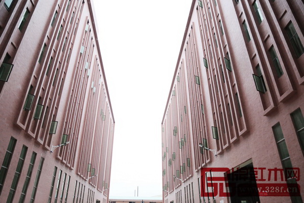 區(qū)氏臻品橫欄新廠宏偉壯麗，外景墻色調(diào)統(tǒng)一