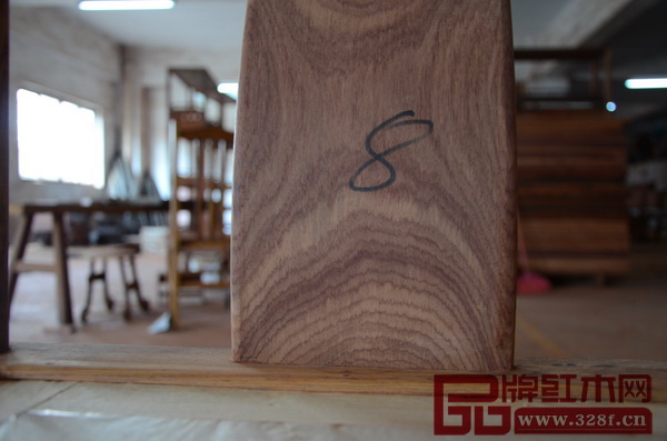 紅木家具背板底部的木紋直接向上，有一種蓬勃的生命力