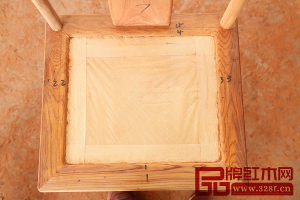 區(qū)氏臻品非常注重木紋走向的一致性及組合部件紋理走向的流暢性。以壓藤椅面為例，在開料之時就會一一標注好同一塊方材開出的兩塊料，在壓邊的時候木紋要一一對應(yīng)上才算完美。區(qū)氏臻品對這項工作是極其嚴厲的，因為工人失誤對不上的，都會進行相應(yīng)的罰款，以警示工匠們要更仔細地對待每一個細節(jié)