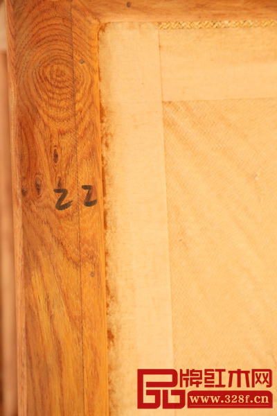 區(qū)氏臻品非常注重木紋走向的一致性及組合部件紋理走向的流暢性。以壓藤椅面為例,在開料之時就會一一標注好同一塊方材開出的兩塊料,在壓邊的時候木紋要一一對應(yīng)上才算完美。區(qū)氏臻品對這項工作是極其嚴厲的,因為工人失誤對不上的,都會進行相應(yīng)的罰款,以警示工匠們要更仔細地對待每一個細節(jié) 區(qū)氏臻品非常注重木紋走向的一致性及組合部件紋理走向的流暢性。以壓藤椅面為例,在開料之時就會一一標注好同一塊方材開出的兩塊料,在壓邊的時候木紋要一一對應(yīng)上才算完美。區(qū)氏臻品對這項工作是極其嚴厲的,因為工人失誤對不上的,都會進行相應(yīng)的罰款,以警示工匠們要更仔細地對待每一個細節(jié)