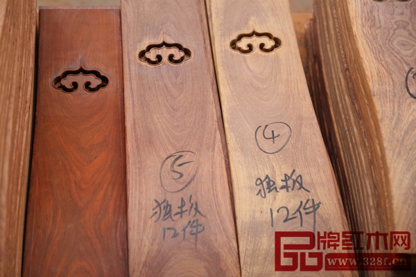 為了保證一套家具的木紋協(xié)調(diào)性，區(qū)氏臻品會在開料之時就把同一塊心材開出的料一一標注好同樣的編碼， 以便盡可能給到紅木家具愛好者是一整套完美的藝術(shù)品