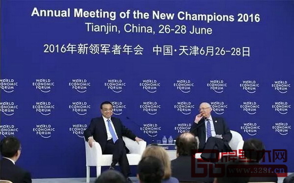 國(guó)務(wù)院總理李克強(qiáng)（左）出席第十屆“夏季達(dá)沃斯論壇”