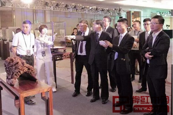 大涌紅木家具亮相天津達(dá)沃斯論壇