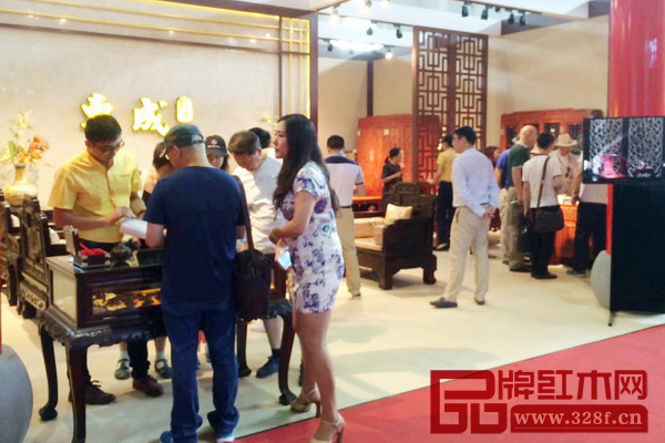 東成紅木展館每天人氣火爆,新古典紅木藝術(shù)臻品大受歡迎 東成紅木展館每天人氣火爆,新古典紅木藝術(shù)臻品大受歡迎