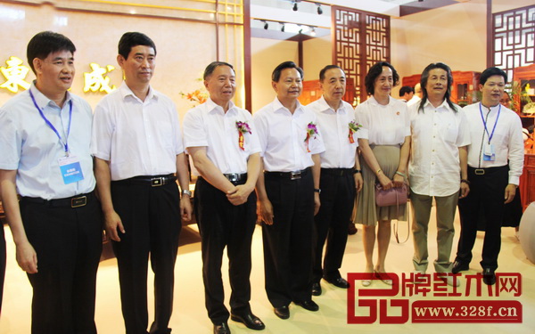  中國輕工聯(lián)合會會長張崇和（左四），中國輕工業(yè)聯(lián)合會黨委書記步正發(fā)（左三），全國政協(xié)委員楊志明（右四），中國家具協(xié)會理事長朱長嶺（左二）、秘書長張冰冰（右三），大涌鎮(zhèn)黨委委員謝巧明（左一），伍氏興隆董事長伍炳亮（右二）等領(lǐng)導嘉賓蒞臨東成紅木展館參觀指導，并與東成紅木董事長張錫復（右一）合影留念