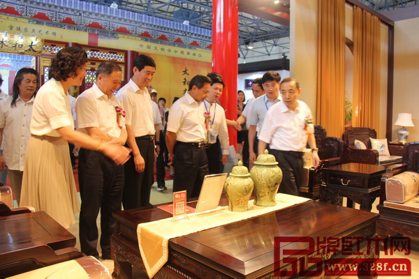 東成紅木精致的紅木臻品受到行業(yè)領(lǐng)導的高度贊賞 東成紅木精致的紅木臻品受到行業(yè)領(lǐng)導的高度贊賞