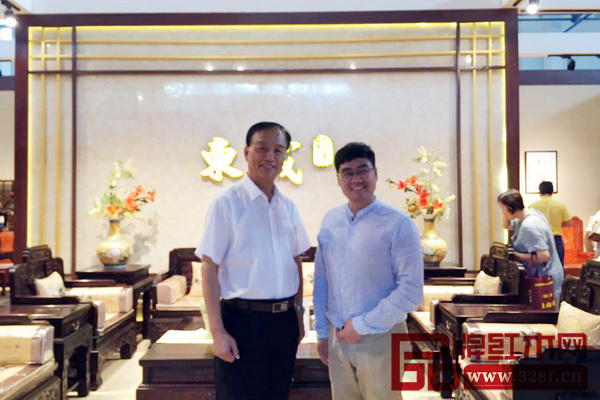 中宣部機關(guān)黨委副書記馬栓柱馬栓柱(左)蒞臨東成紅木展館參觀指導 中宣部機關(guān)黨委副書記馬栓柱馬栓柱(左)蒞臨東成紅木展館參觀指導