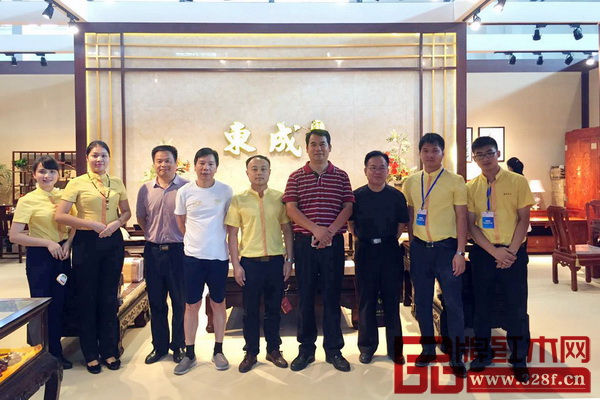中國林產(chǎn)工業(yè)協(xié)會執(zhí)行會長王滿(右四)蒞臨東成紅木展館參觀指導 中國林產(chǎn)工業(yè)協(xié)會執(zhí)行會長王滿(右四)蒞臨東成紅木展館參觀指導