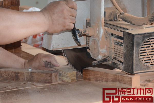 在檢測中心工作人員的見證下,由龍博士員工現(xiàn)場裁樣 在檢測中心工作人員的見證下,由龍博士員工現(xiàn)場裁樣