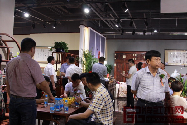 新店開業(yè)現(xiàn)場人山人海,熱鬧非凡 新店開業(yè)現(xiàn)場人山人海,熱鬧非凡