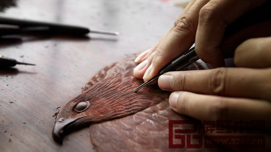 泰和園的絲翎檀雕工藝,一筆一畫都精益求精 泰和園的絲翎檀雕工藝,一筆一畫都精益求精