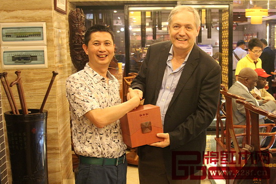 紅古軒的紅木家具作為“國禮”，送給南非非國大黨經(jīng)濟發(fā)展論壇主席達瑞爾·斯瓦尼普