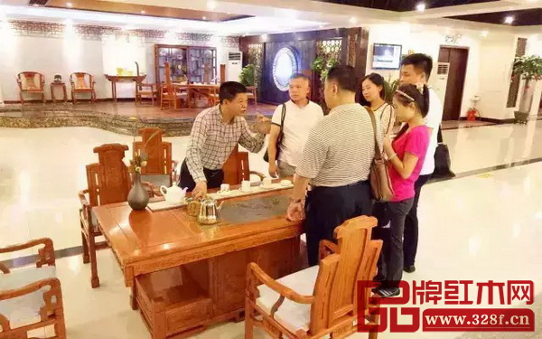 水雨軒總經(jīng)理廖升中(左一)正在給客戶介紹水雨軒茶臺(tái)的產(chǎn)品 水雨軒總經(jīng)理廖升中(左一)正在給客戶介紹水雨軒茶臺(tái)的產(chǎn)品