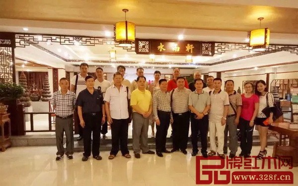 客戶在水雨軒展廳合影留念 客戶在水雨軒展廳合影留念