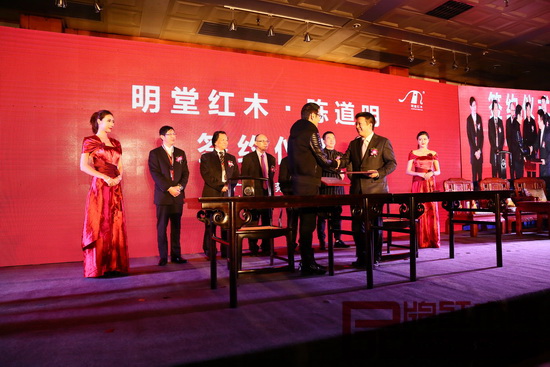 明堂紅木高效開發(fā)陳道明品牌代言價值(圖為中國著名表演藝術(shù)家陳道明成為明堂紅木代言人) 明堂紅木高效開發(fā)陳道明品牌代言價值(圖為中國著名表演藝術(shù)家陳道明成為明堂紅木代言人)