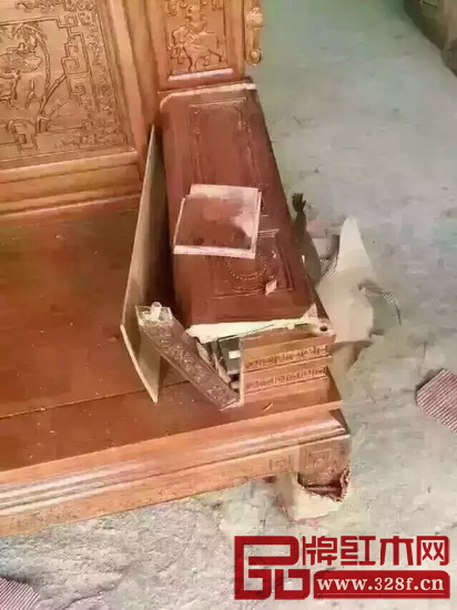 被拆開的紅木家具里露出紅色的磚頭