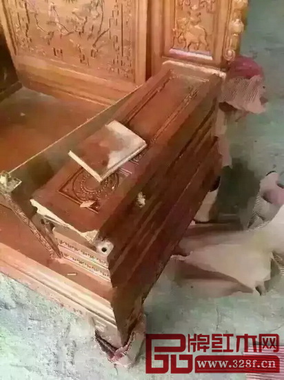 被拆開的紅木家具里露出紅色的磚頭