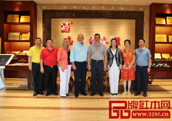 志成紅木董事長(zhǎng)李正倫（右四）與美國(guó)內(nèi)華達(dá)州前州長(zhǎng)JIM GIBBONS等一行人在志成紅木展廳合影留念