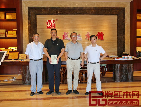 故宮博物院副研究員、明清宮廷家具專家周京南（右二）蒞臨志成紅木參觀指導(dǎo)