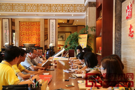 志成紅總店銷(xiāo)售顧問(wèn)人員認(rèn)真傾聽(tīng)故宮博物院副研究員、明清宮廷家具專家周京南的建議