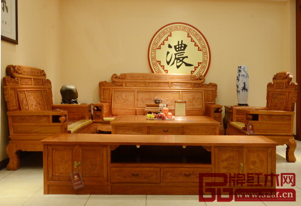 因?yàn)橛性闈膺@樣一個(gè)28年“老工匠”把關(guān),洪祥軒紅木的緬甸花梨家具無(wú)論是選材、工藝都精益求精 因?yàn)橛性闈膺@樣一個(gè)28年“老工匠”把關(guān),洪祥軒紅木的緬甸花梨家具無(wú)論是選材、工藝都精益求精