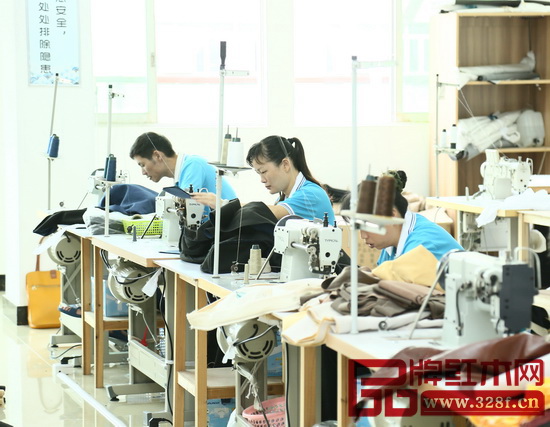 紅木家具行業(yè)一直在強調工匠精神,配套的軟裝同樣具有工匠精神,專注、耐心、認真,是每個從業(yè)者都應該具備的精神(圖為瑞昇家居新工廠內,工人們認真地工作著) 紅木家具行業(yè)一直在強調工匠精神,配套的軟裝同樣具有工匠精神,專注、耐心、認真,是每個從業(yè)者都應該具備的精神(圖為瑞昇家居新工廠內,工人們認真地工作著)