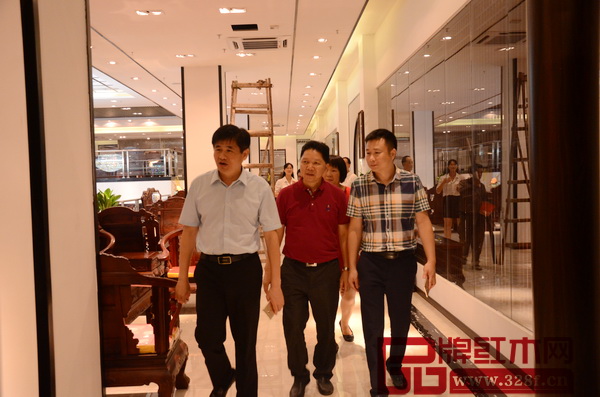 大涌鎮(zhèn)黨委委員謝巧明（左）、大涌鎮(zhèn)經(jīng)濟發(fā)展和科技信息局局長鄭獻輝（右）參觀順泰軒紅木紅博城旗艦店