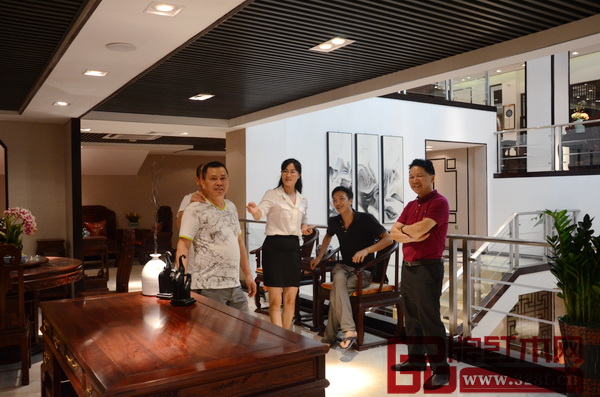 順泰軒紅博城旗艦店試營業(yè)當日即吸引眾多客戶進店，董事長劉勝長（右一）陪同客戶選購家具