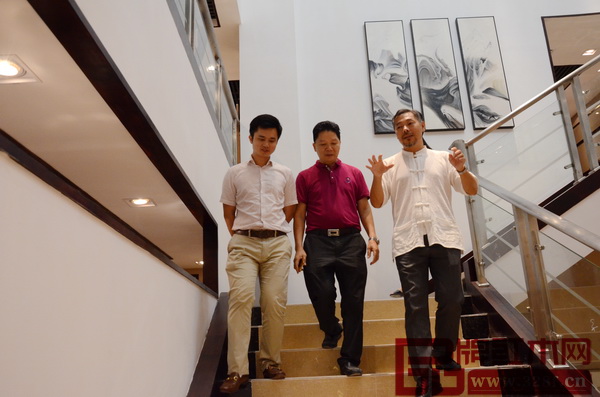 順泰軒董紅木事長劉勝長（中）陪同紅博城董事長林孟禮（右）、弘木傳媒CEO林偉華（左）參觀順泰軒紅木紅博城旗艦店