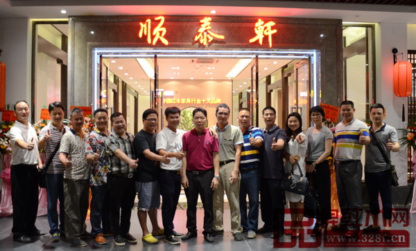 順泰軒紅木董事長劉勝長與部分客戶及嘉賓合影留念