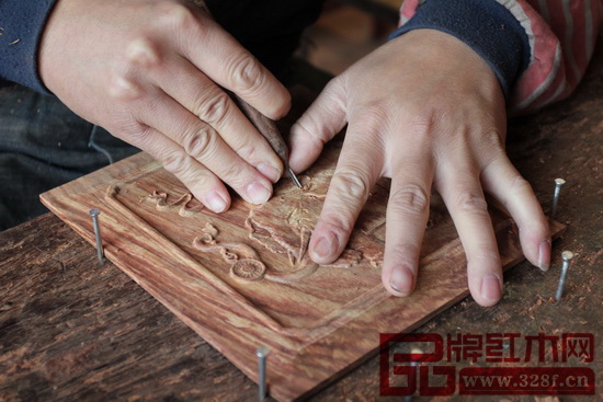 東成紅木堅(jiān)守108道繁雜細(xì)致的工序,至少花半年時(shí)間力求將每一個(gè)家具細(xì)節(jié)都做到極致完美 東成紅木堅(jiān)守108道繁雜細(xì)致的工序,至少花半年時(shí)間力求將每一個(gè)家具細(xì)節(jié)都做到極致完美