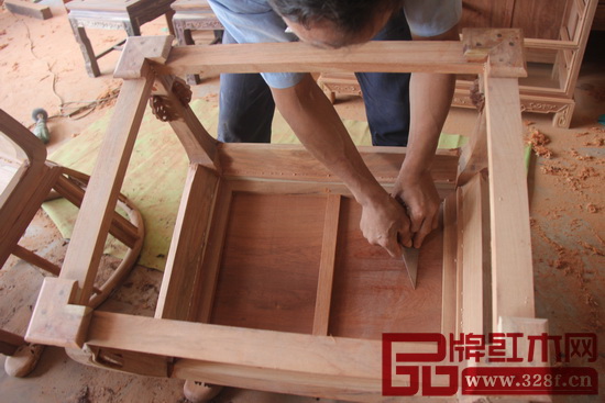 東成紅木堅(jiān)守108道繁雜細(xì)致的工序,至少花半年時(shí)間力求將每一個(gè)家具細(xì)節(jié)都做到極致完美 東成紅木堅(jiān)守108道繁雜細(xì)致的工序,至少花半年時(shí)間力求將每一個(gè)家具細(xì)節(jié)都做到極致完美