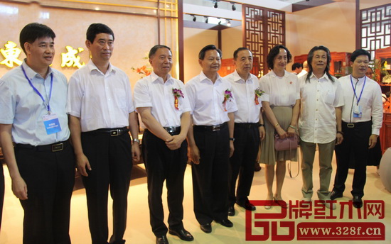 中國(guó)輕工業(yè)聯(lián)合會(huì)會(huì)長(zhǎng)張崇和(左四),中國(guó)輕工業(yè)聯(lián)合會(huì)黨委書(shū)記步正發(fā)(左三),全國(guó)政協(xié)委員楊志明(右四),中國(guó)家具協(xié)會(huì)理事長(zhǎng)朱長(zhǎng)嶺(左二)、秘書(shū)長(zhǎng)張冰冰(右三),中山市大涌鎮(zhèn)黨委委員謝巧明(左一),臺(tái)山伍氏興隆董事長(zhǎng)伍炳亮(右二)等領(lǐng)導(dǎo)嘉賓蒞臨東成紅木展館參觀指導(dǎo),并與東成紅木董事長(zhǎng)張錫復(fù)(右一)合影留念 中國(guó)輕工業(yè)聯(lián)合會(huì)會(huì)長(zhǎng)張崇和(左四),中國(guó)輕工業(yè)聯(lián)合會(huì)黨委書(shū)記步正發(fā)(左三),全國(guó)政協(xié)委員楊志明(右四),中國(guó)家具協(xié)會(huì)理事長(zhǎng)朱長(zhǎng)嶺(左二)、秘書(shū)長(zhǎng)張冰冰(右三),中山市大涌鎮(zhèn)黨委委員謝巧明(左一),臺(tái)山伍氏興隆董事長(zhǎng)伍炳亮(右二)等領(lǐng)導(dǎo)嘉賓蒞臨東成紅木展館參觀指導(dǎo),并與東成紅木董事長(zhǎng)張錫復(fù)(右一)合影留念