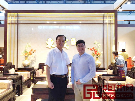 中宣部機(jī)關(guān)黨委副書(shū)記、老干部局局長(zhǎng)馬栓柱(左)蒞臨東成紅木展館參觀指導(dǎo) 中宣部機(jī)關(guān)黨委副書(shū)記、老干部局局長(zhǎng)馬栓柱(左)蒞臨東成紅木展館參觀指導(dǎo)