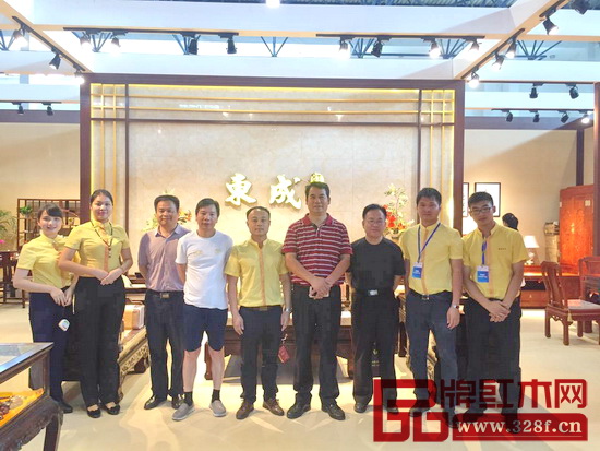 中國(guó)林產(chǎn)工業(yè)協(xié)會(huì)執(zhí)行會(huì)長(zhǎng)王滿(右四)蒞臨東成紅木展館參觀指導(dǎo) 中國(guó)林產(chǎn)工業(yè)協(xié)會(huì)執(zhí)行會(huì)長(zhǎng)王滿(右四)蒞臨東成紅木展館參觀指導(dǎo)