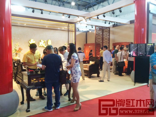 東成紅木展館人氣爆滿,吸引眾多經(jīng)銷商和紅木愛(ài)好者 東成紅木展館人氣爆滿,吸引眾多經(jīng)銷商和紅木愛(ài)好者