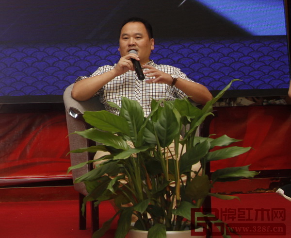 在2016品牌紅木家具企業(yè)營(yíng)銷分享會(huì)暨東陽紅木家具名企高峰論壇上,雅典紅木董事長(zhǎng)包海深作分享 在2016品牌紅木家具企業(yè)營(yíng)銷分享會(huì)暨東陽紅木家具名企高峰論壇上,雅典紅木董事長(zhǎng)包海深作分享