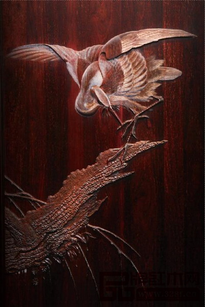 泰和園《雪晴鷺憩圖》掛屏上細致的“絲翎檀雕”雕刻是精髓所在 泰和園《雪晴鷺憩圖》掛屏上細致的“絲翎檀雕”雕刻是精髓所在