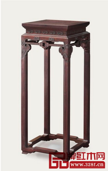 泰和園《繩紋花架》用料講究,造型典雅舒展,尤其是腿足設計甚為精巧 泰和園《繩紋花架》用料講究,造型典雅舒展,尤其是腿足設計甚為精巧