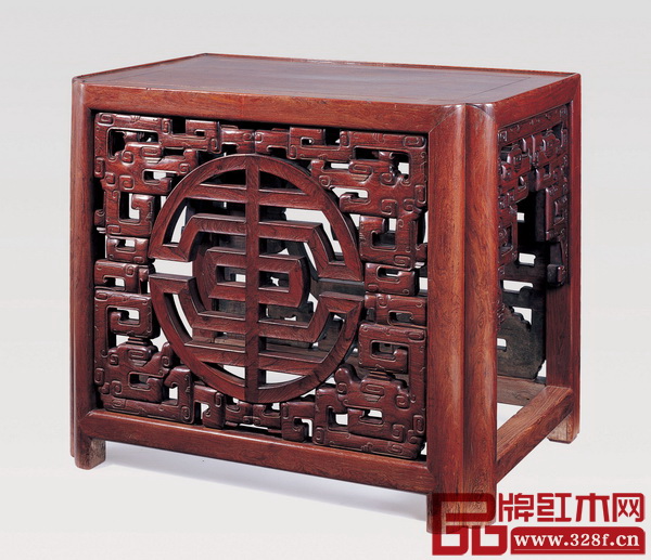 圖三 清早期 黃花梨供桌 長105厘米 寬65厘米 高87厘米 （香港兩依藏博物館藏）