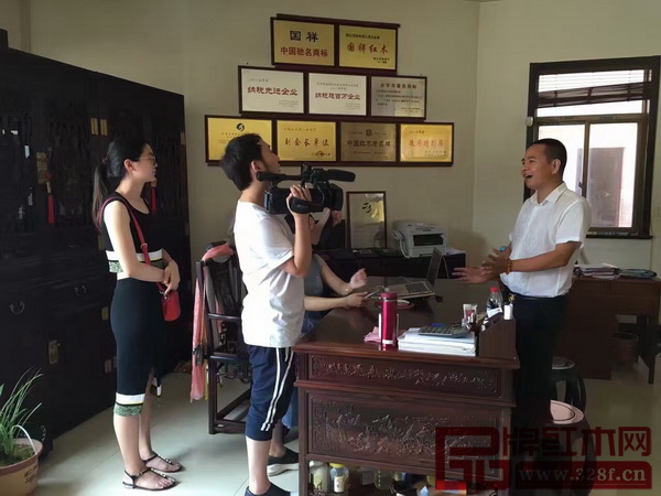 國祥紅木董事長張國強(qiáng)(右一)接受電視臺采訪 國祥紅木董事長張國強(qiáng)(右一)接受電視臺采訪
