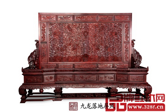 新明紅木——《九龍壁落地大屏風(fēng)》 新明紅木——《九龍壁落地大屏風(fēng)》