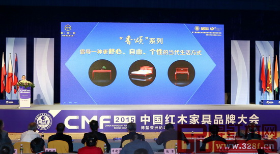 新品發(fā)布會(huì)上,雅仕軒紅木董事長陳君介紹了“香頌”系列新品的特色 新品發(fā)布會(huì)上,雅仕軒紅木董事長陳君介紹了“香頌”系列新品的特色