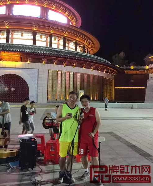 紅博城董事長林孟禮（左）與弘木傳媒CEO林偉華合唱