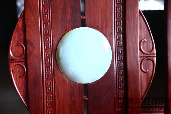 木緣紅木新古典“金玉”系列首次融入“玉石”,賦予家具按摩保健的功能 木緣紅木新古典“金玉”系列首次融入“玉石”,賦予家具按摩保健的功能