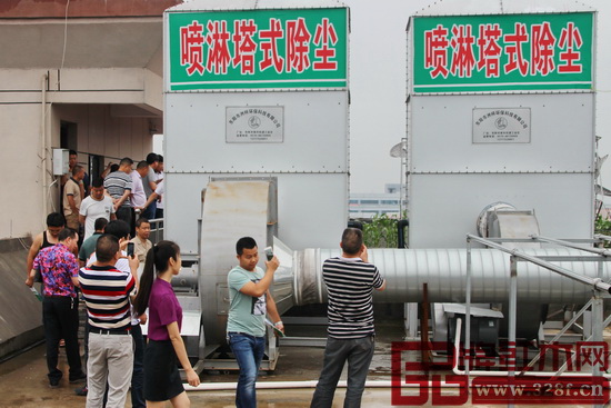 紅木家具行業(yè)領(lǐng)導(dǎo)和同行參觀中央除塵系統(tǒng)設(shè)備 紅木家具行業(yè)領(lǐng)導(dǎo)和同行參觀中央除塵系統(tǒng)設(shè)備
